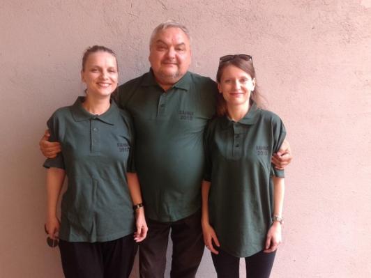 Máme pár posledních kousků s ročníkem 2015 na srdci, ta jsou s límečkem. (Děkujeme našim modelům Alence, Terezce a Pavlovi) Máme pár posledních kousků s ročníkem 2015 na srdci, ta jsou s límečkem. (Děkujeme našim modelům Alence, Terezce a Pavlovi)